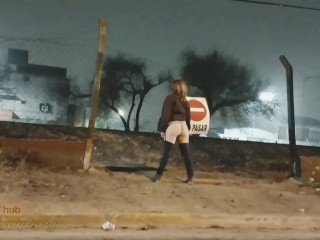 ブエノスアイレスの線路に沿って裸の巨乳が点滅する見知らぬ人と一緒に歩く