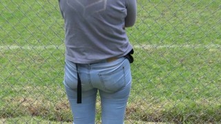 El gran culo de una madre latina de 58 años, lo muestra en jeans, bragas y desnuda