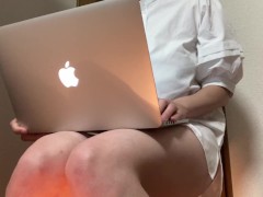 パソコン教室でおしっこしたいと言えずもじもじして限界を迎え崩壊してしまう - Screenshot 5 of 16 - Peeing