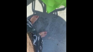 아빠는 공용 수영장에서 반바지를 입고 발 전체에 오줌을 싸고 있습니다.