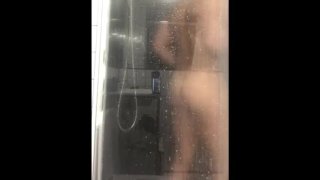 bubbelkont berijdt een grote dildo in de douche