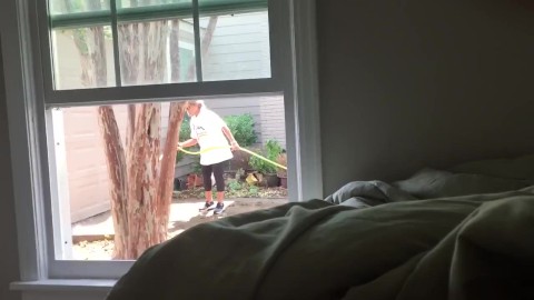 Masturbándose frente a la ventana mientras el vecino está afuera pt 3