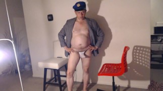 Cop Maolo hat seinen harten Schwanz während des Dienstes aus seinem String! Mmm!