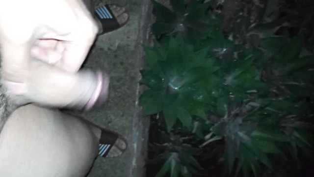小便で庭に水をまく - CockDude.com