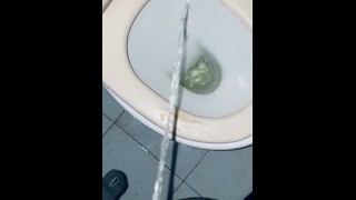 mijando em um banheiro sujo