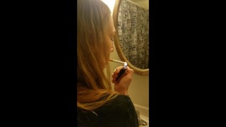 뒤에서 엿당하는 동안 욕실 흡연