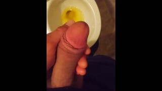 Acariciando mi Thick chickdick sobre mi baño lleno de pis amarillo 