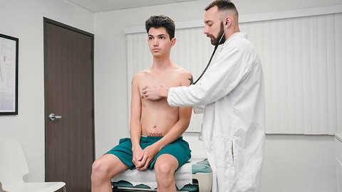 Doctor Tapes - exame físico de James Manson vira Into uma sessão de sexo Hot com o Dr. Johnny