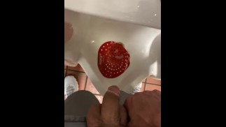 Выпил 3 кружки пива и должен был бежать в туалет, прежде чем я случайно обмочился НА СВИДАНИИ!