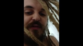 Писание в ванну, сидя на фаллоимитаторе 