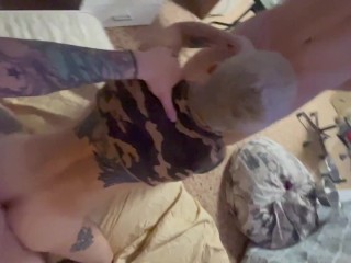 年轻的双胞胎在没有橡皮筋的情况下整夜他妈的三人行
