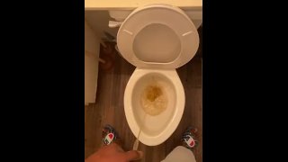 POV joven macho orinando en el baño 