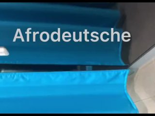 Schwarze squirtet in der Umkleidekabine