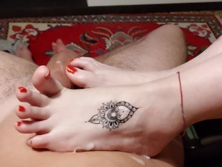 Footjob Solesjob En Dedos Rojos Tatuaje Pies, En El Sofá, Semen En Los Pies💦💦