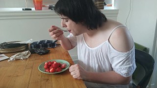 Je jouis sur les fraises et je les mange