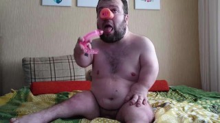 Tareas BDSM para midget. Pinzas, consolador, polla, bolas, nariz de cerdo