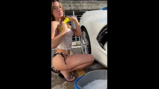 МОЙЩИЦА МАШИНЫ ТАКАЯ ШЛЮХА