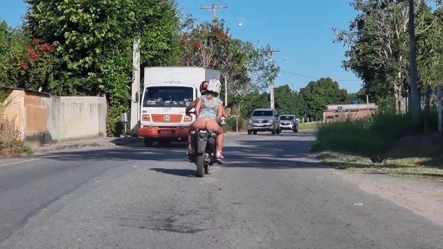 Нас поймали во время езды на мотоцикле с горячим галстуком, показывая ей задницу!