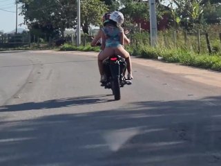 Fomos flagrados quando estava andando de moto com gostosa_mostrando abunda!
