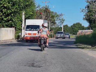 Fomos flagrados quando estava andando de moto com gostosa mostrando a bunda!