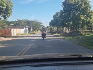 Fomos flagrados quando estava andando de moto com gostosa mostrando a bunda!