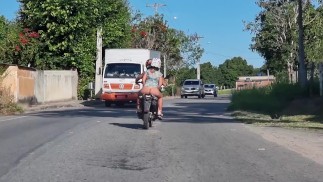 Нас поймали во время езды на мотоцикле с горячим галстуком, показывая ей задницу!