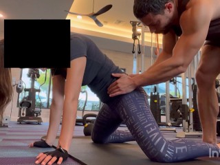 Voyeur Pilló a Entrenadora Enseñando a Jovencita De Yoga Latina Cómo Estirarse y Arquear Su Espalda Para Follar