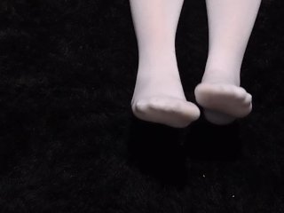 Close up of Kitty's adorable feet