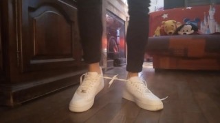 Nike Air Force 1。 将 2 根鞋带系在一起，走路。 恋物癖运动鞋情人男孩