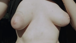 Подпрыгивающие мои большие соски в замедленной съемке