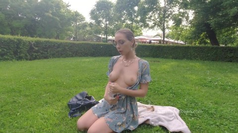 Anastasia Ocean seins nus dans le parc. Montrant les seins à l’extérieur. Public. Clignotement