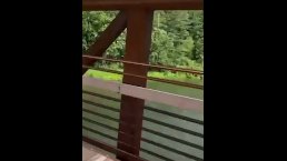 Быть непослушным на тропе общественного парка, мелькая задницей и киской, пойманной 2мужчинами