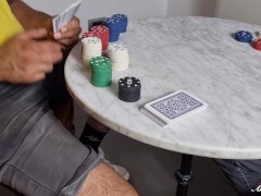 Video Husband loses in poker and wife ... pays