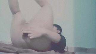 Пушистый мастурбирует через анус