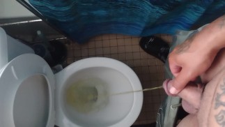 Бисексуал чико с красивым членом писает в toliet 