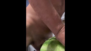 Cara asiático com tesão fodendo um melão e enchendo-o de porra