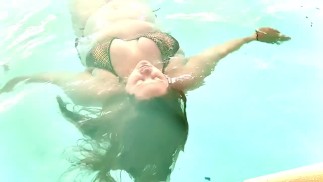 Meine Brüste im öffentlichen Schwimmbad aufblitzen lassen