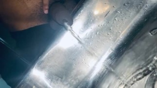 Вынимание хорошей длинной прозрачной мочи в раковину после выдержки в течение 2 часов 