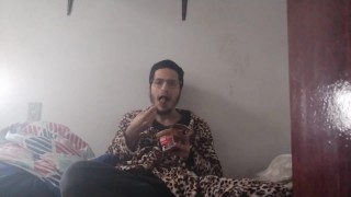 Bear Man comiendo chocolate (fetiche de aumento de peso / quiere ser realmente grande 