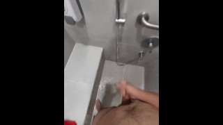 Yo masturbándome en la ducha