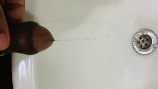 Mijando forte para cortar água do desafio da torneira na pia