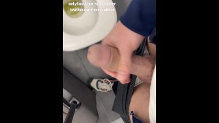 chico curioso se pone cachondo en el aeropuerto y se masturba en el baño