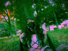 昼間の公園で電流とイラマスクとバイブ - Screenshot 15 of 16 - Public Masturbation