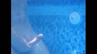 Огромный член, обращенный к струе бассейна