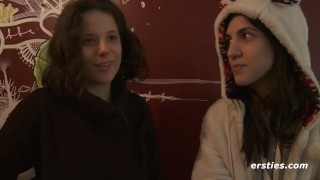 Włoskie Laski Uprawiają Seksowną Lesbijską Zabawę W Spa