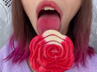 Freche Stiefschwester Lutscht Ein Bonbon Und Zeigt Ihre Lange, Heiße, Sexy Zunge