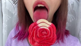 Stoute stiefzus zuigt een snoepje en laat haar lange hete sexy tong zien