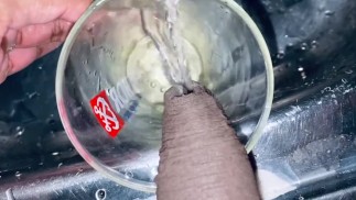 Мочится огромный стакан полный и бегает по прозрачной моче в раковине ночью