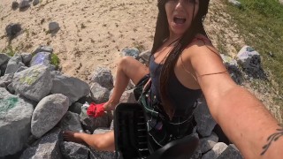 Masturbándose En Una Playa Pública