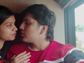 Couple D’ados Indiens S’embrassant Dans Le Bus